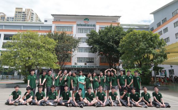 Những thí sinh xuất sắc đỗ vào lớp 10 của nhiều trường chuyên tại Hà Nội - Ảnh 1