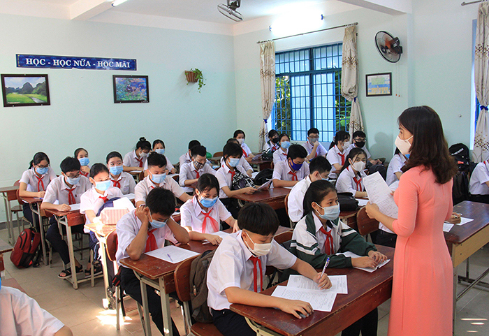 Đà Nẵng: Học sinh lớp 6 đến 12 ngày đầu đến trường sau dịch Covid-19 - Ảnh 2