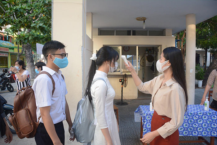 Đà Nẵng: Học sinh lớp 6 đến 12 ngày đầu đến trường sau dịch Covid-19 - Ảnh 1