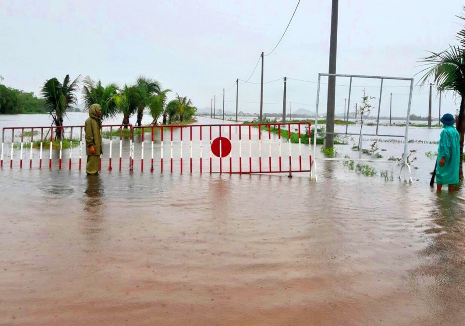 Lũ lụt miền Trung: Lũ vượt mốc lịch sử, 8 người thiệt mạng - Ảnh 16