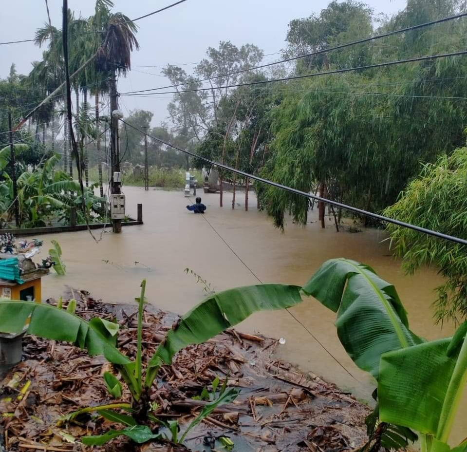 Lũ lụt miền Trung: Lũ vượt mốc lịch sử, 8 người thiệt mạng - Ảnh 17