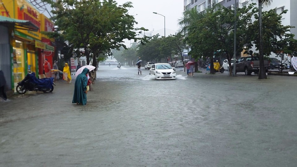Lũ lụt miền Trung: Lũ vượt mốc lịch sử, 8 người thiệt mạng - Ảnh 18