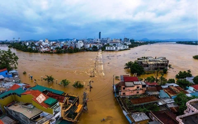 Thừa Thiên Huế tạm hoãn Đại hội Đảng bộ tỉnh để tập trung khắc phục hậu quả lũ lụt - Ảnh 1