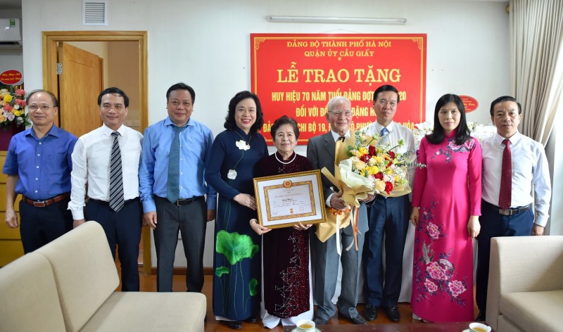 Phó Bí thư Thường trực Thành ủy Ngô Thị Thanh Hằng trao Huy hiệu 70 năm tuổi Đảng cho đảng viên lão thành - Ảnh 1