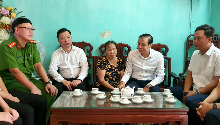 Lãnh đạo thành phố thăm các gia đình liệt sỹ hy sinh khi làm nhiệm vụ tại xã Đồng Tâm - Ảnh 1