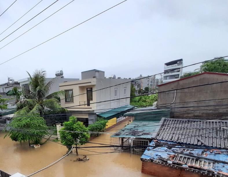 Ngành điện Quảng Ninh nỗ lực khắc phục, sớm cấp điện cho người dân sau mưa lớn - Ảnh 1