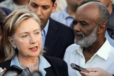 Vợ chồng Clinton đôn đáo lo cho Haiti - Ảnh 1