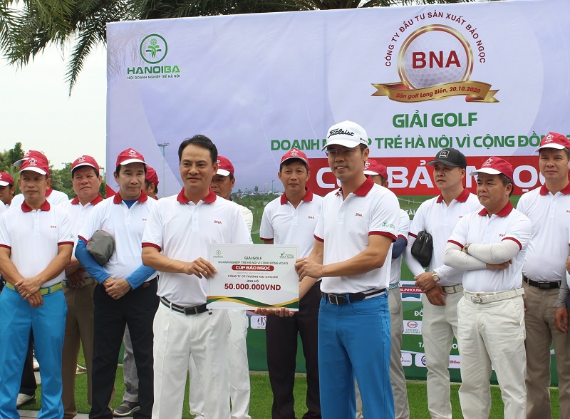 Hơn 700 triệu đồng ủng hộ miền Trung, gây quỹ từ thiện từ Giải Golf Doanh nghiệp trẻ Hà Nội 2020 - Ảnh 1