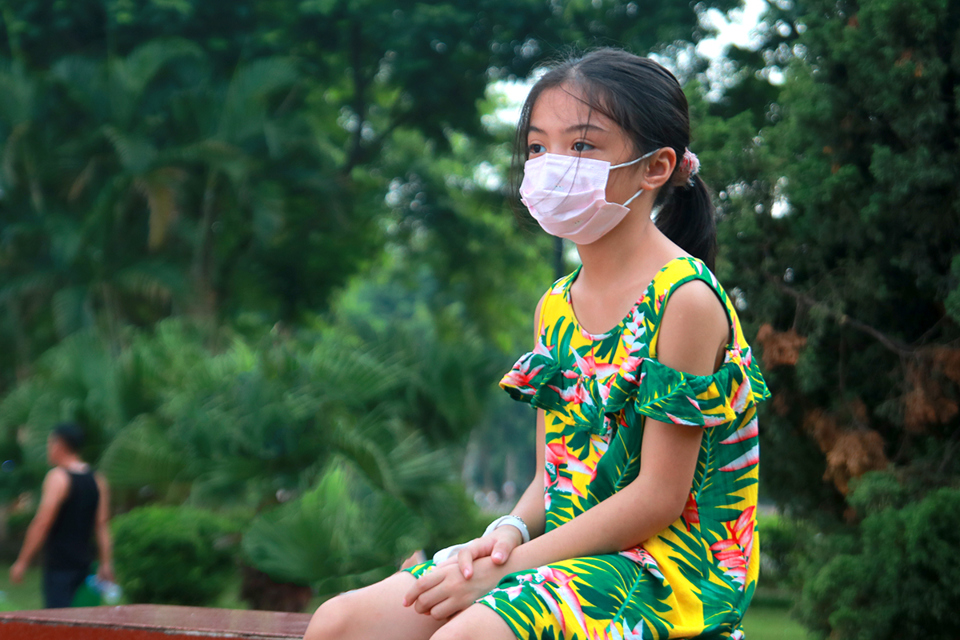 Hà Nội: Người dân đeo khẩu trang nơi công cộng - Phòng bệnh hơn chữa bệnh - Ảnh 6