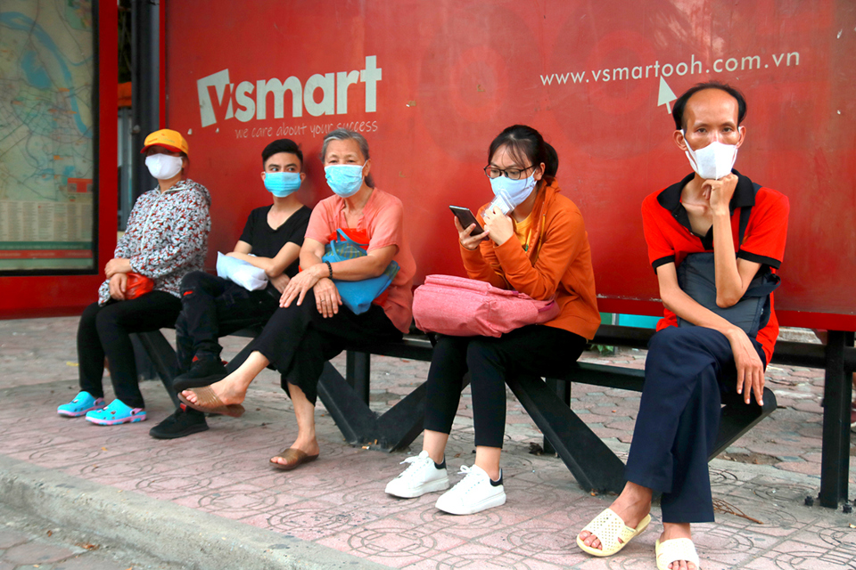 Hà Nội: Người dân đeo khẩu trang nơi công cộng - Phòng bệnh hơn chữa bệnh - Ảnh 3