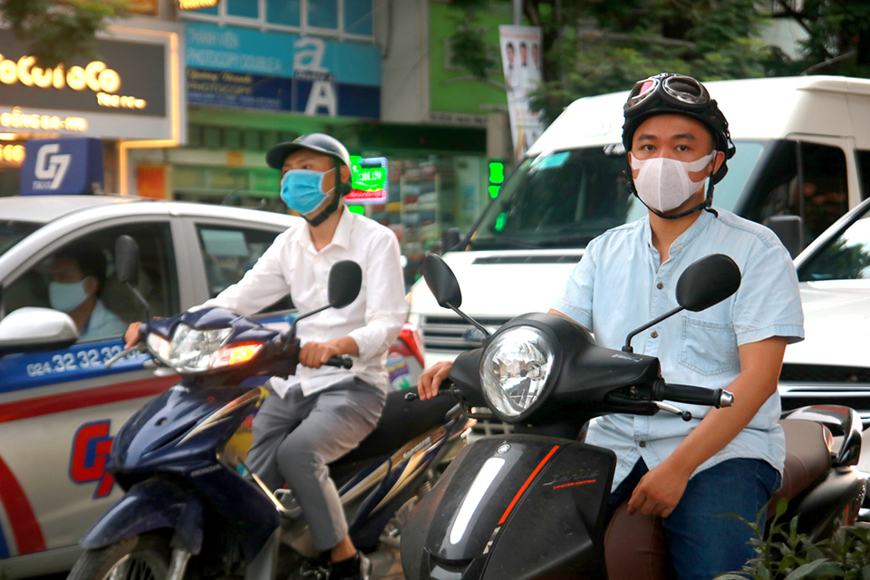 Hà Nội: Người dân đeo khẩu trang nơi công cộng - Phòng bệnh hơn chữa bệnh - Ảnh 1