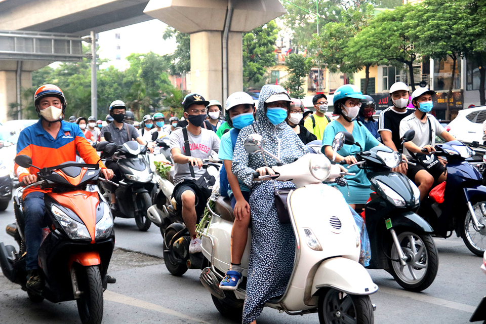 Hà Nội: Người dân đeo khẩu trang nơi công cộng - Phòng bệnh hơn chữa bệnh - Ảnh 2