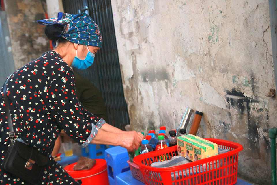 Hà Nội: Người dân đeo khẩu trang nơi công cộng - Phòng bệnh hơn chữa bệnh - Ảnh 5