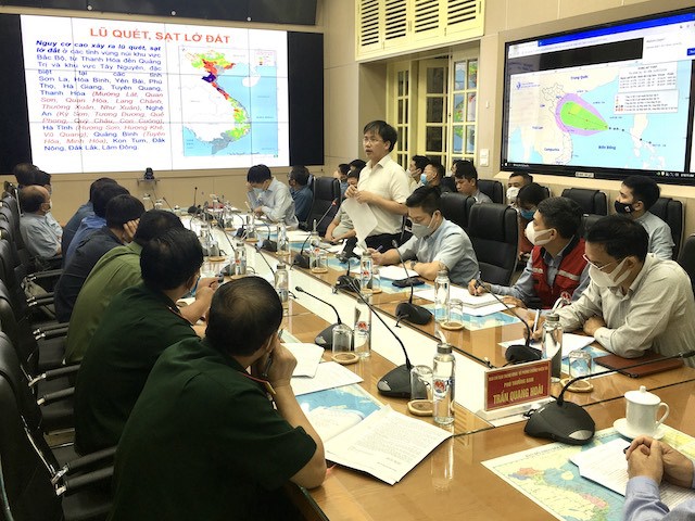 Trưa nay, bão số 2 đổ bộ đất liền các tỉnh Ninh Bình - Nghệ An với sức gió giật cấp 9 - Ảnh 2