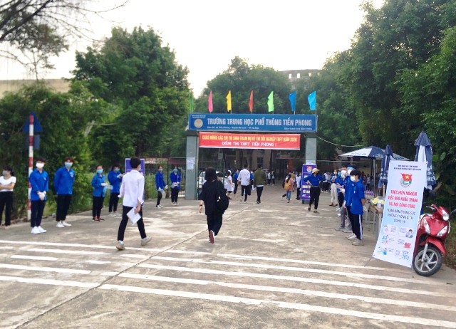 Huyện Mê Linh: Hàng trăm tình nguyện viên “đội nắng” hỗ trợ thí sinh thi tốt nghiệp THPT - Ảnh 1