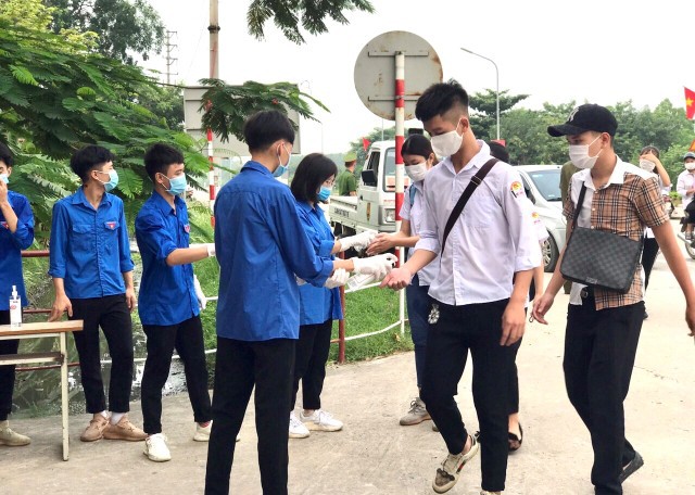 Huyện Mê Linh: Hàng trăm tình nguyện viên “đội nắng” hỗ trợ thí sinh thi tốt nghiệp THPT - Ảnh 3
