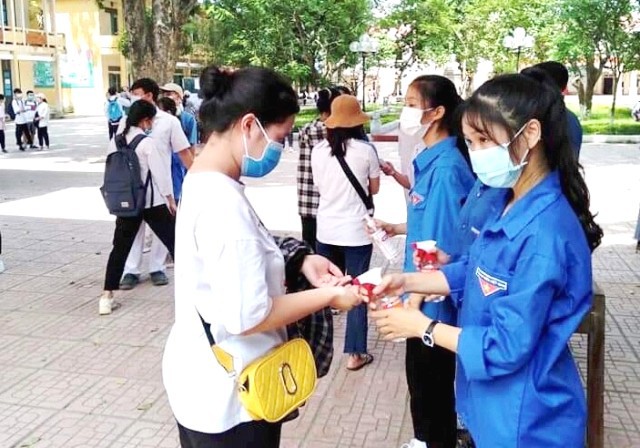 Huyện Mê Linh: Hàng trăm tình nguyện viên “đội nắng” hỗ trợ thí sinh thi tốt nghiệp THPT - Ảnh 4