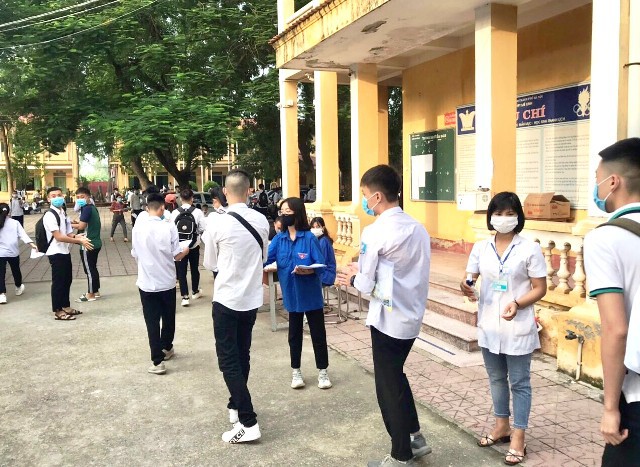 Huyện Mê Linh: Hàng trăm tình nguyện viên “đội nắng” hỗ trợ thí sinh thi tốt nghiệp THPT - Ảnh 2