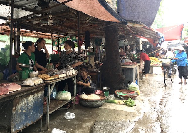 Tiểu thương tại khu chợ lớn nhất huyện Mê Linh vẫn chủ quan phòng dịch Covid-19 - Ảnh 2