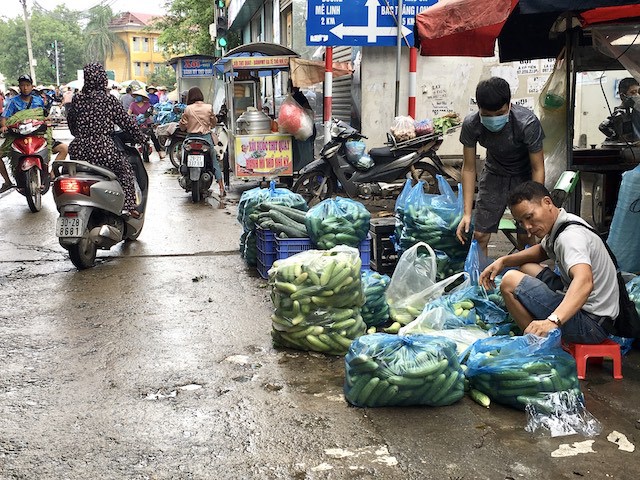 Tiểu thương tại khu chợ lớn nhất huyện Mê Linh vẫn chủ quan phòng dịch Covid-19 - Ảnh 1
