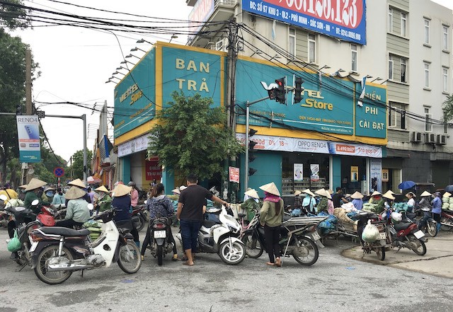 Tiểu thương tại khu chợ lớn nhất huyện Mê Linh vẫn chủ quan phòng dịch Covid-19 - Ảnh 3