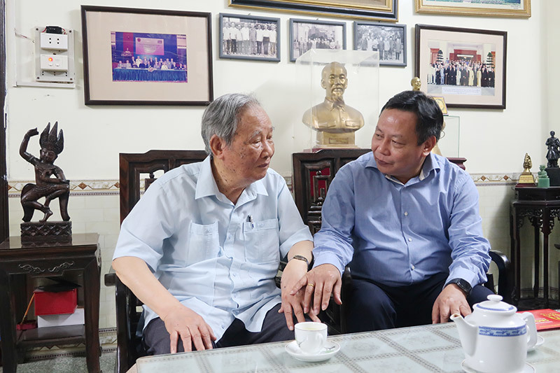Trưởng ban Tuyên giáo Thành ủy Nguyễn Văn Phong thăm, chúc mừng đồng chí Vũ Oanh - Ảnh 1