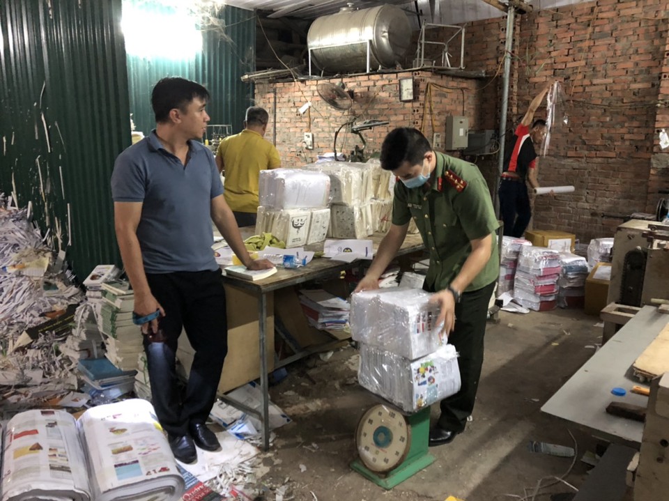 Hà Nội: "Đột kích" cơ sở gia công, thu giữ hàng tấn sách lậu ở Tây Mỗ - Ảnh 7