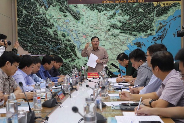 Bộ trưởng Nguyễn Xuân Cường: Tuyệt đối không để người dân vùng lũ miền Trung thiếu cơm ăn áo mặc - Ảnh 1