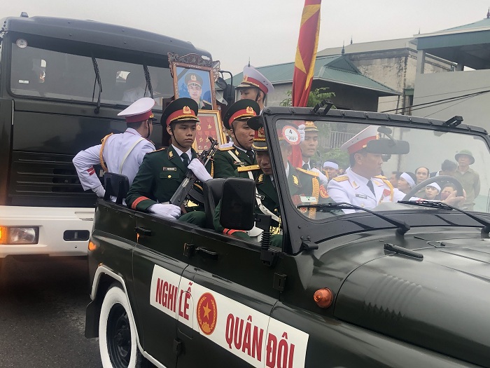 Hà Nội: Dòng người thương tiếc tiễn biệt Thiếu tướng Nguyễn Hữu Hùng - Ảnh 1