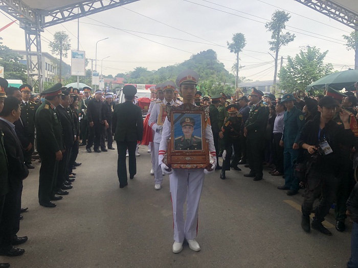 Hà Nội: Dòng người thương tiếc tiễn biệt Thiếu tướng Nguyễn Hữu Hùng - Ảnh 3