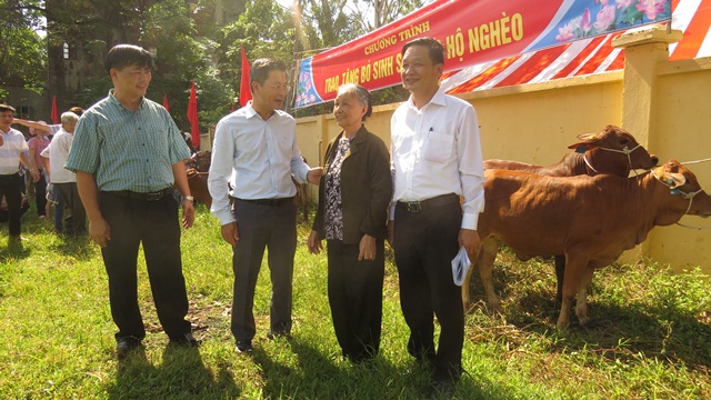 Huyện Ứng Hòa trao tặng 36 con bò cho hộ nghèo - Ảnh 2