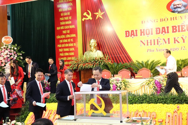 Đồng chí Lê Ngọc Anh được bầu giữ chức Bí thư Huyện ủy Phú Xuyên nhiệm kỳ 2020-2025 - Ảnh 2