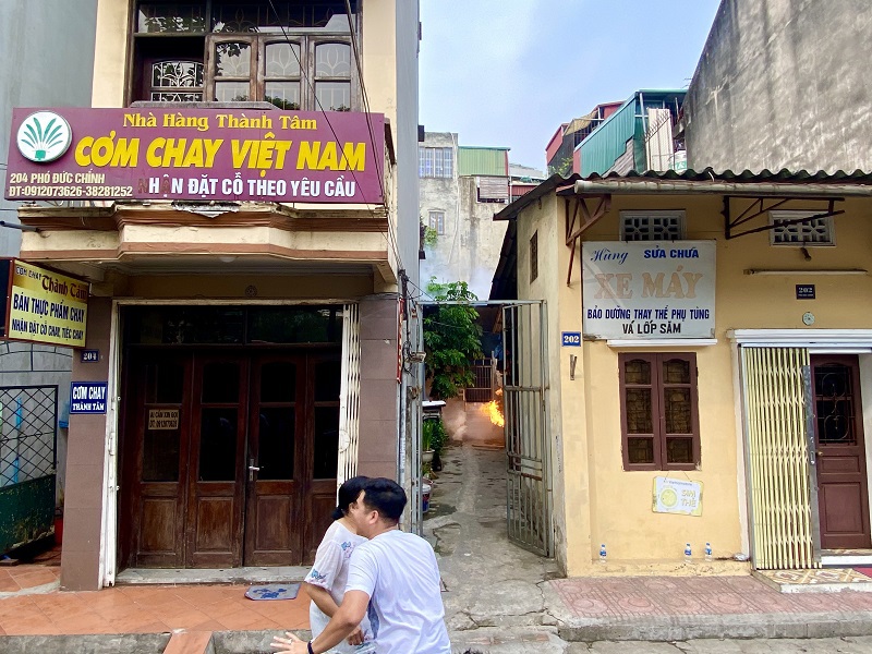 Hà Nội: Giải cứu 2 người mắc kẹt trong đám cháy giả định ở phố Phó Đức Chính - Ảnh 1