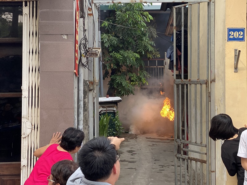 Hà Nội: Giải cứu 2 người mắc kẹt trong đám cháy giả định ở phố Phó Đức Chính - Ảnh 2