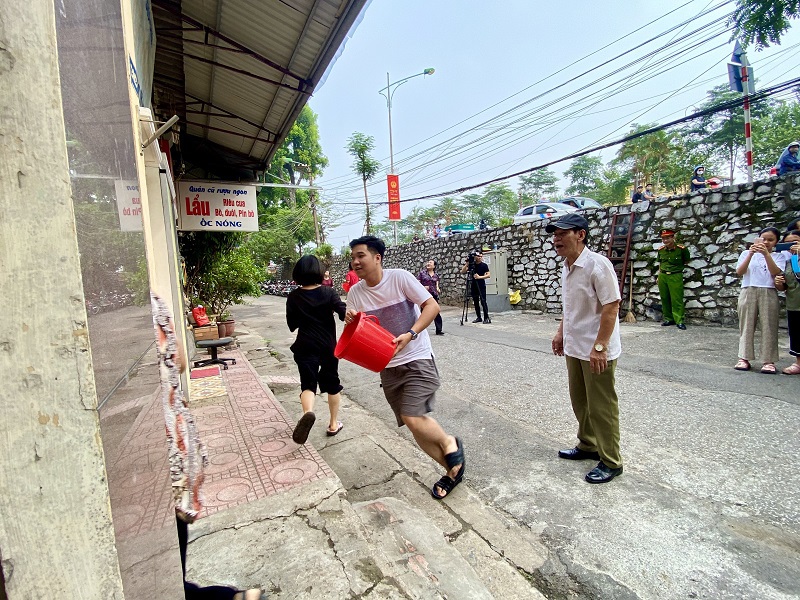 Hà Nội: Giải cứu 2 người mắc kẹt trong đám cháy giả định ở phố Phó Đức Chính - Ảnh 3