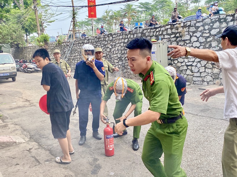 Hà Nội: Giải cứu 2 người mắc kẹt trong đám cháy giả định ở phố Phó Đức Chính - Ảnh 4