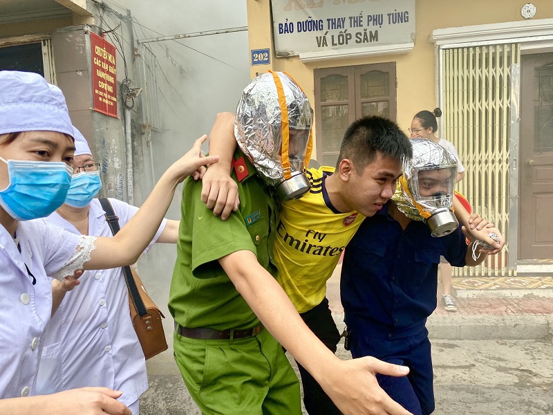 Hà Nội: Giải cứu 2 người mắc kẹt trong đám cháy giả định ở phố Phó Đức Chính - Ảnh 5