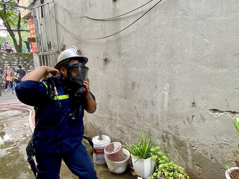 Hà Nội: Giải cứu 2 người mắc kẹt trong đám cháy giả định ở phố Phó Đức Chính - Ảnh 8