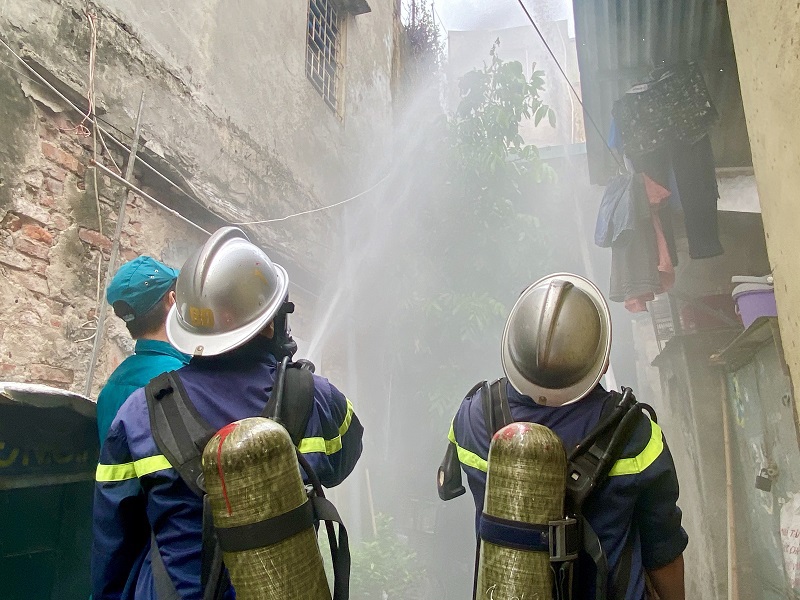 Hà Nội: Giải cứu 2 người mắc kẹt trong đám cháy giả định ở phố Phó Đức Chính - Ảnh 9