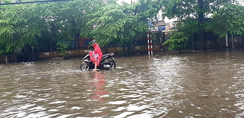 Nhiều tuyến phố ở Hải Phòng ngập sâu sau trận mưa lớn - Ảnh 9