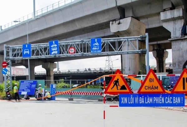 TP Hồ Chí Minh: Giao thông rối loạn vì lệnh cấm xe qua cầu vượt Nguyễn Hữu Cảnh - Ảnh 1