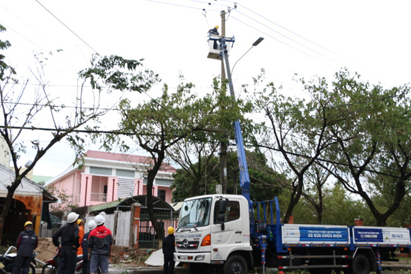 Huy động tổng lực khắc phục sự cố để sớm cung cấp điện trở lại - Ảnh 1