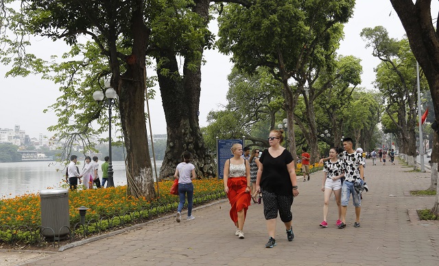 Khách quốc tế đến Việt Nam giảm sâu: Cú sốc với ngành du lịch, dịch vụ - Ảnh 1