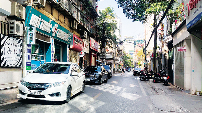 [Điểm nóng giao thông] Ô tô chiếm dụng lòng đường phố Kim Mã Thượng - Ảnh 1