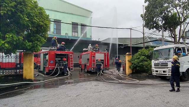 Phối hợp kịp thời xử lý đám cháy giả định tại nhà xưởng công ty xốp nhựa - Ảnh 3