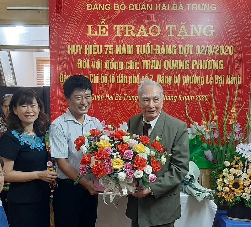 Phó Bí thư Thành ủy Đào Đức Toàn trao Huy hiệu 75 năm tuổi Đảng cho đảng viên lão thành quận Hai Bà Trưng - Ảnh 3