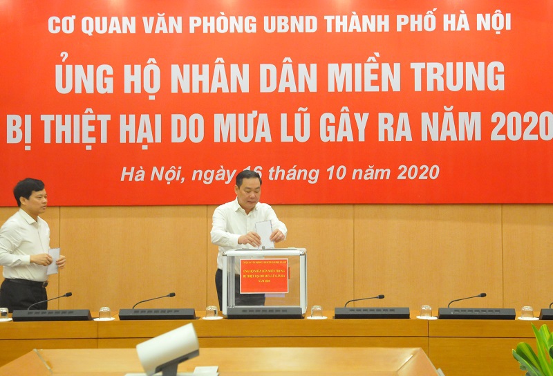 Văn phòng UBND TP Hà Nội ủng hộ đồng bào miền Trung - Ảnh 1