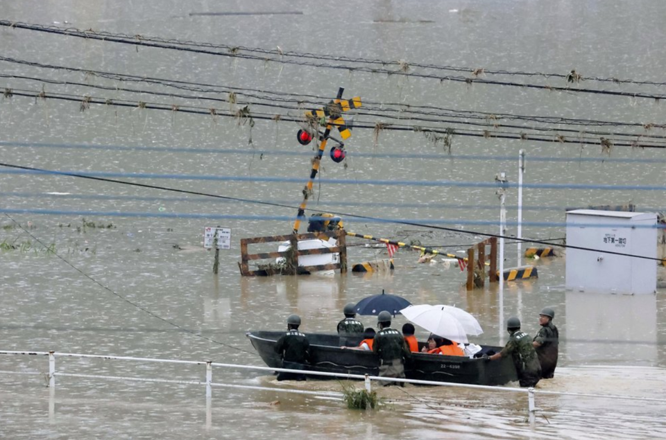 Ở lại vì sợ Covid-19, nhiều người chết trong lũ lụt và sạt lở tại Nhật Bản - Ảnh 1