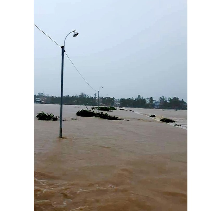 Lũ lụt miền Trung: Lũ vượt mốc lịch sử, 8 người thiệt mạng - Ảnh 12