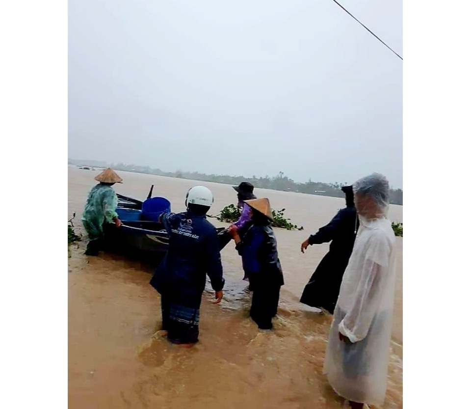 Lũ lụt miền Trung: Lũ vượt mốc lịch sử, 8 người thiệt mạng - Ảnh 13
